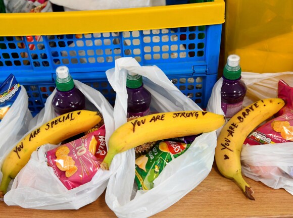 SMÅ BESKJEDER: Hertuginne Meghan skrev oppløftende ord på bananene som kvinnene skulle få. Foto: NTB Scanpix SMÅ BESKJEDER: Hertuginne Meghan skrev oppløftende ord på bananene som kvinnene skulle få. Foto: NTB Scanpix